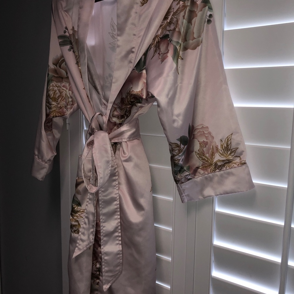 Floral Robe - Picture 3 of 4